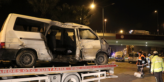 Denizli'de ağaca çarpan minibüsteki 2 kişi öldü, 2 kişi yaralandı