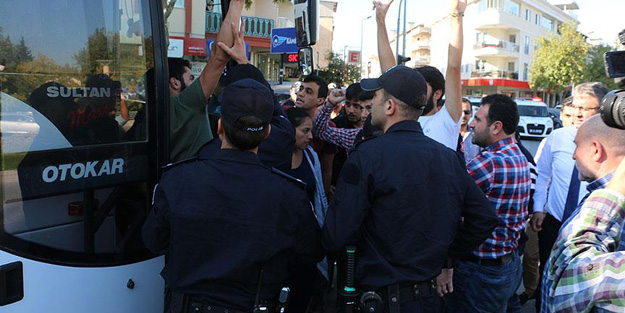 AK Parti'ye saldırı! Gözaltılar var