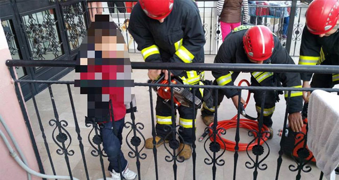 Denizli'de bacağı demir korkuluklara sıkışan çocuğu itfaiye kurtardı