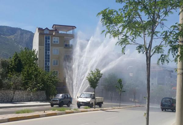 Denizli'de boru patladı, bulvar su altında kaldı
