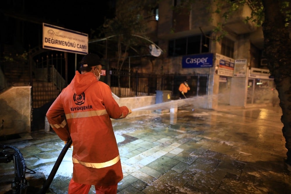 Denizli’de caddeler yıkanıp dezenfekte edilmeye devam ediyor 