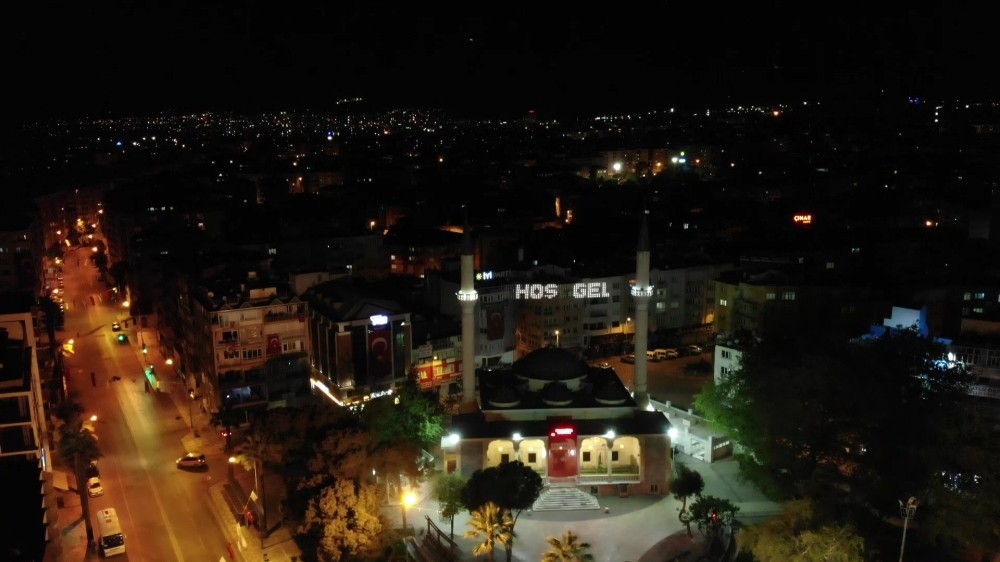 Denizli’de camilerde yakılan mahyalar Ramazan’ın geldiğini müjdeledi 