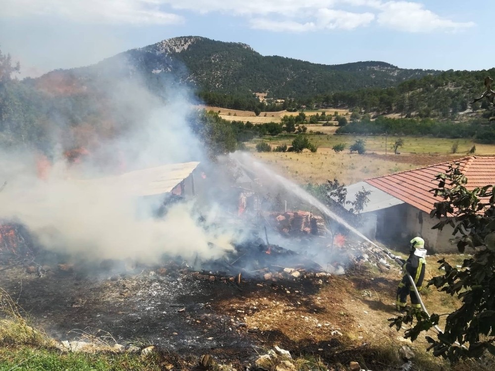 Denizli’de çıkan yangında odunluk kullanılamaz hale geldi 