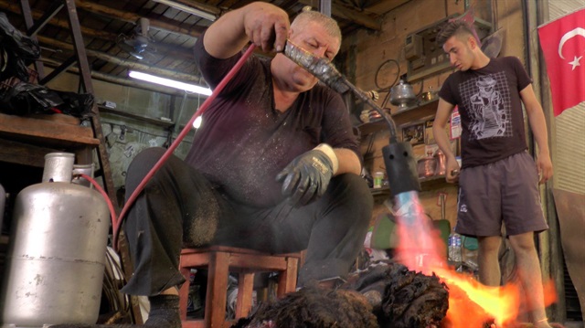 Denizli'de demir ocaklarında kelle paça ütüyorlar