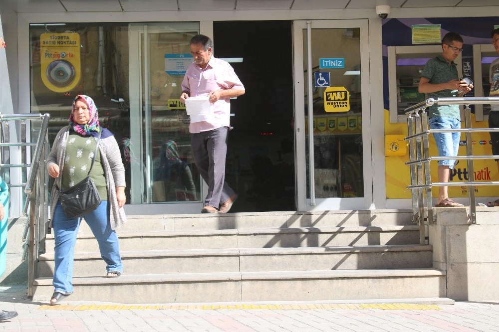 Denizli’de emekliler bayram ikramiyelerini almaya başladı 