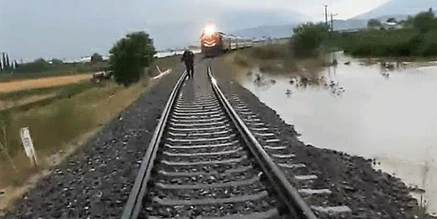 Denizli'de faciadan dönüldü! Vatandaşlar treni son anda durdurdu