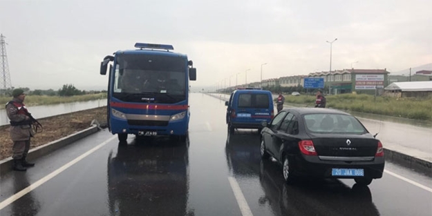 FETÖ’cüleri taşıyan cezaevi aracı kaza yaptı