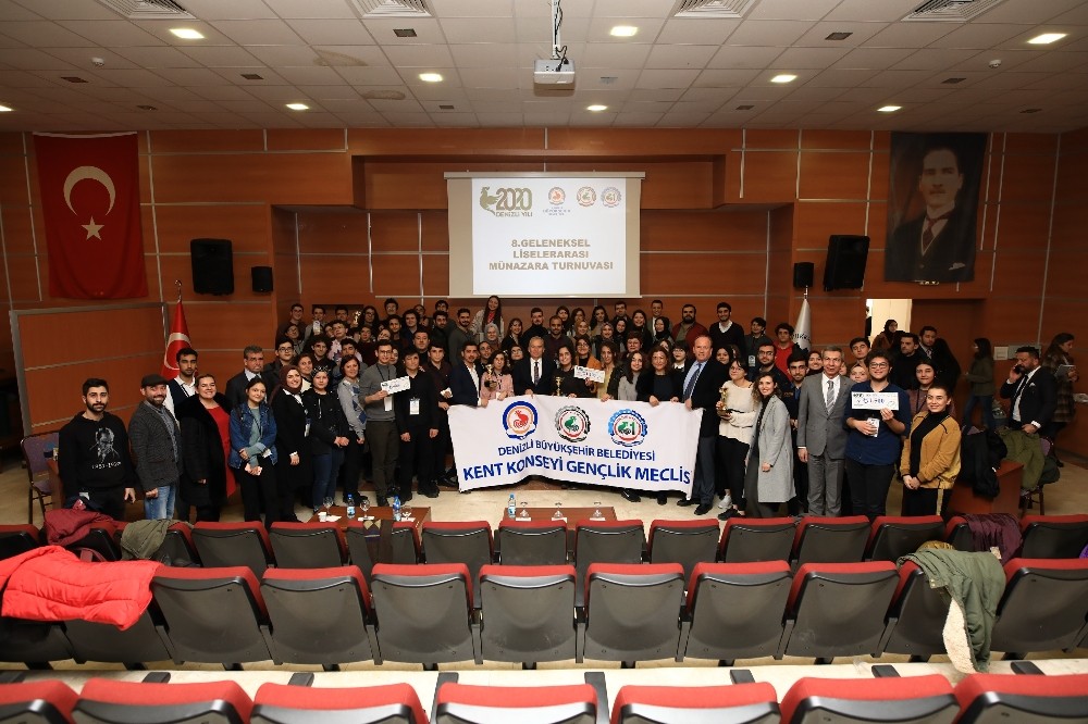 Denizli’de gençler fikirleriyle yarıştı 