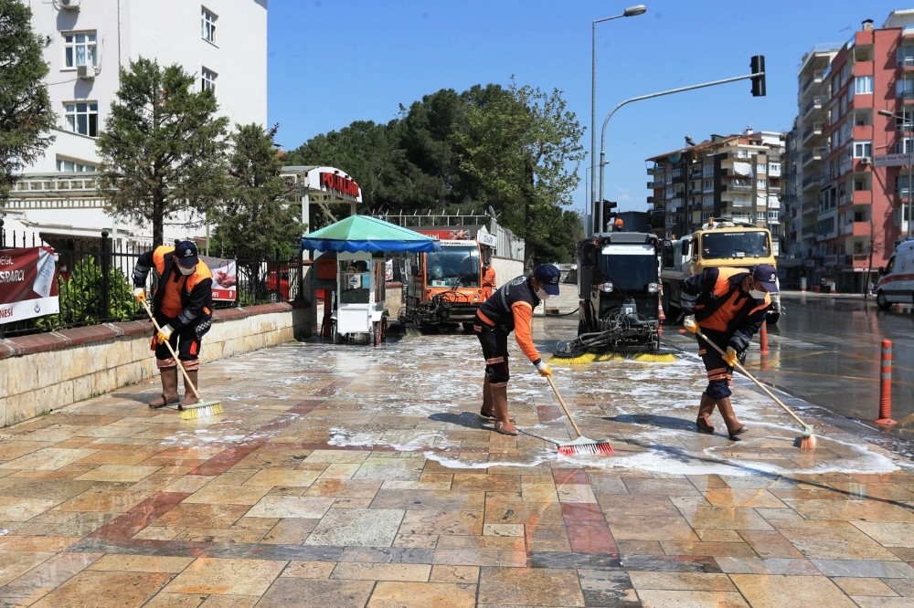 Denizli’de hastane önleri yıkanıp dezenfekte edildi 