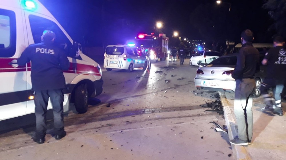 Denizli’de iki otomobil kavşakta çarpıştı: 6 yaralı 