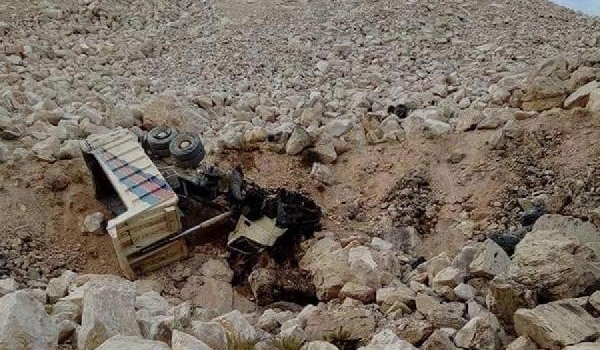 Denizli'de kamyon uçuruma yuvarlandı