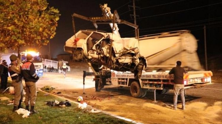 Denizli'de kamyonet karşı şeride geçti: 2 ölü, 4 yaralı