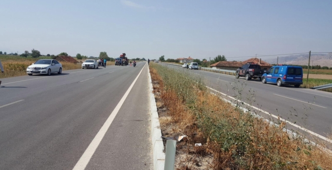 Denizli'de kamyonetin çarptığı kamyon tarlaya uçtu: 2 ölü, 2 yaralı