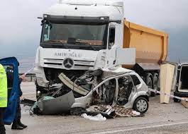 Denizli'de kamyonla çarpışan otomobilin sürücüsü öldü