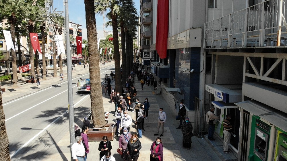Denizli’de kısıtlama sona erdi, vatandaşlar soluğu sokakta aldı 