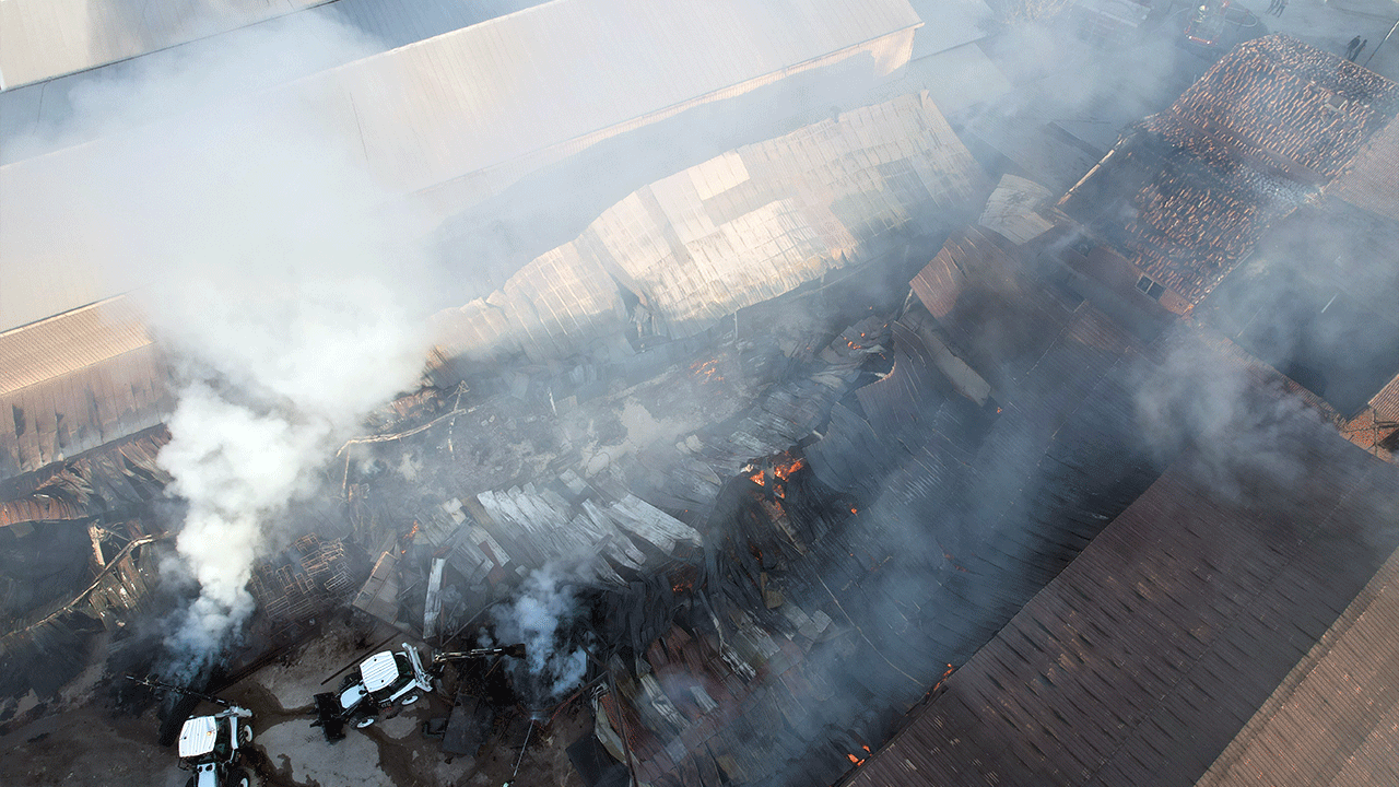 Denizli'de Metal Fabrikasındaki Büyük Yangın Kısmen Kontrol Altında