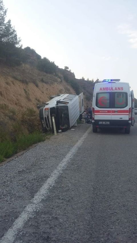 Denizli’de minibüs devrildi: 1’i bebek 9 kişi yaralandı 