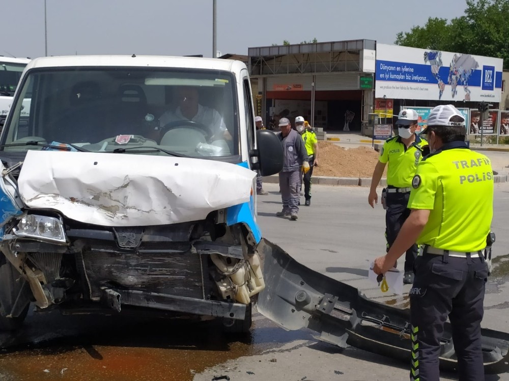 Denizli’de minibüs otomobille çarpıştı: 2 yaralı 