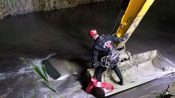 Denizli'de nehre düşen otomobilin üstünde yardım bekleyen sürücü  kurtarıldı