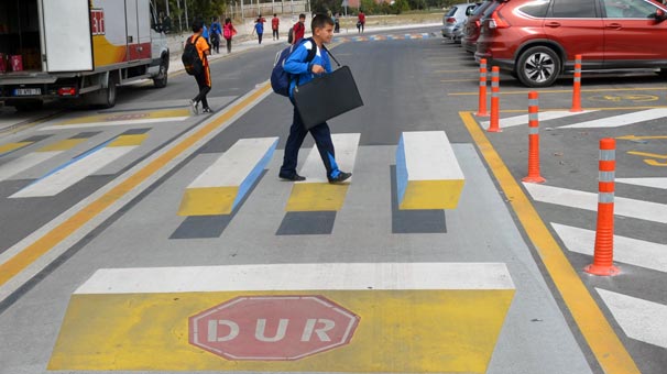 Denizli'de okul önünde 3 boyutlu yaya geçidi