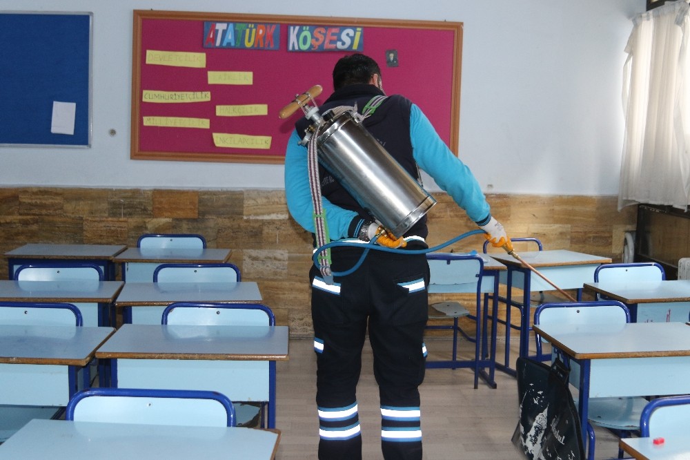 Denizli’de okullarda dezenfektasyon işlemleri başladı 