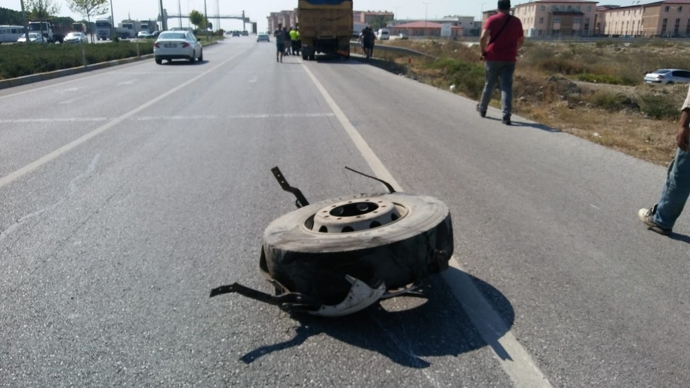 Denizli’de otomobil kamyona çarptı: 1 yaralı 