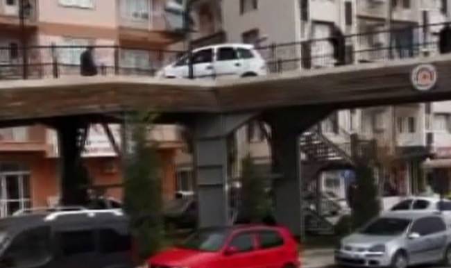 Denizli'de otomobil üst geçitten geçti