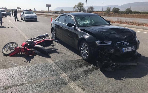 Denizli'de otomobile çarpan kasksız motosiklet sürücüsü korkunç şekilde hayatını kaybetti