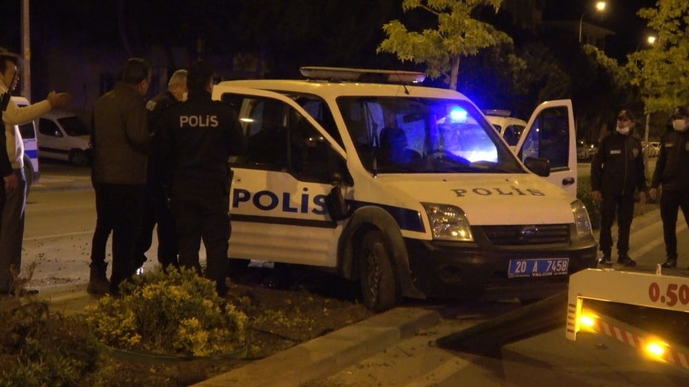 Denizli’de polis aracı devrildi 
