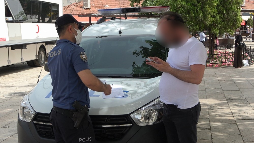 Denizli’de polis maske takmayanlara göz açtırmadı 