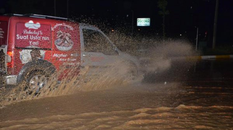 Denizli'de sağanak yağış yaşamı etkiledi