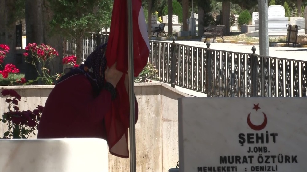 Denizli’de şehitlikte duygulandıran bayramlaşma 