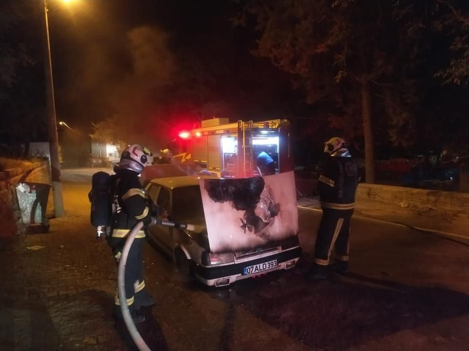 Denizli'de seyir halindeki araç alev alev yandı