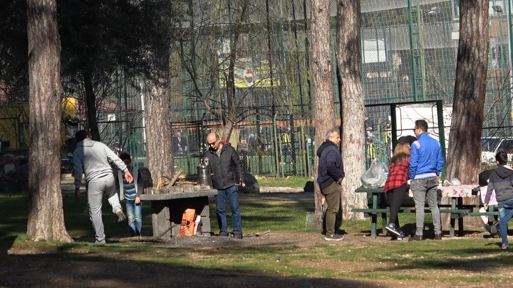 Denizli’de sıcak havayı fırsat bilen vatandaşlar parklara akın etti 