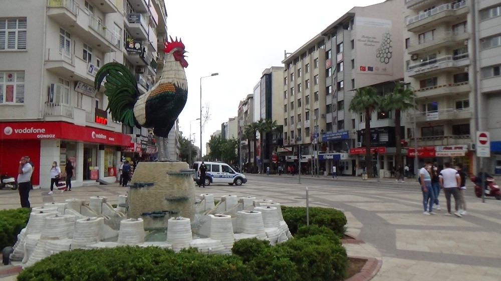 Denizli’de sokağa çıkan gençler iznin tadını çıkardı 