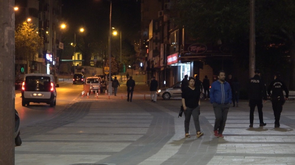 Denizli’de sokağa çıkma kısıtlamasının sona ermesiyle vatandaşlar caddelere akın etti 