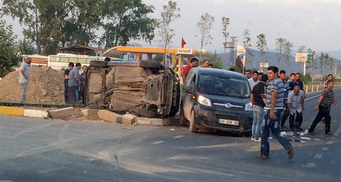 Kamyonet otomobile çarptı: 1 ölü yaralı