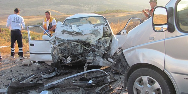 Denizli'de trafik kazası: 2 ölü, 3 yaralı
