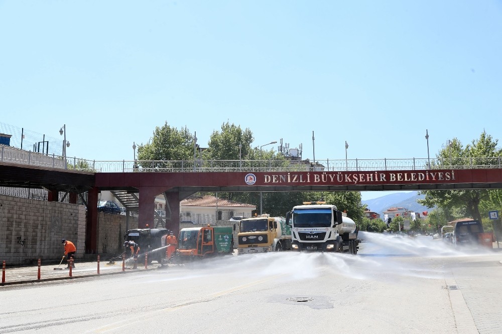 Denizli’de tüm cadde ve sokaklar dezenfekte edilmeye devam ediyor 