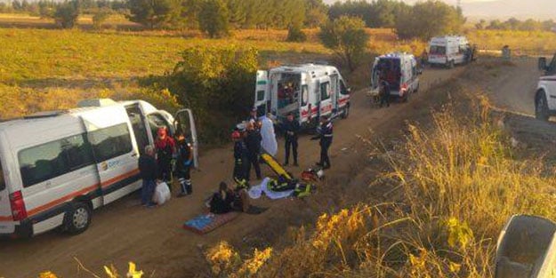 Denizli'de tur minibüsü ile traktör çarpıştı: 13 yaralı