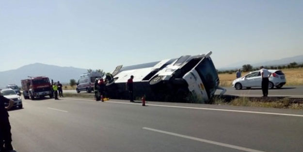 Denizli'de turistleri taşıyan otobüs devrildi! Yaralılar var