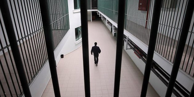 Denizli'de tutuklu ve hükümlüler, gıda zehirlenmesi şüphesiyle hastaneye kaldırıldı