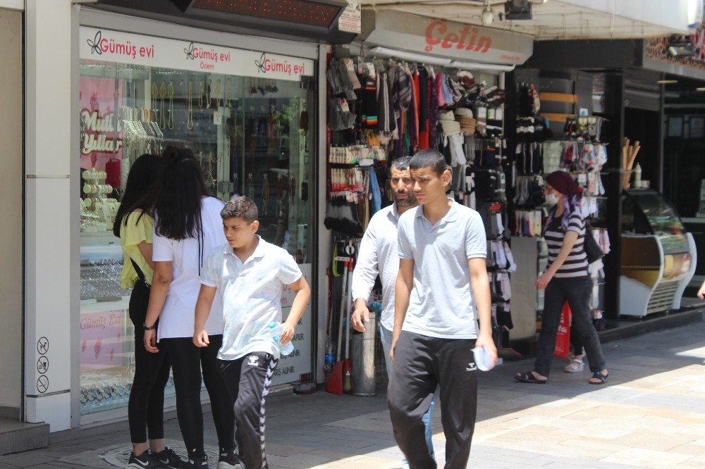 Denizli’de vatandaşlar maske takma kuralına büyük oranda uyuyor 