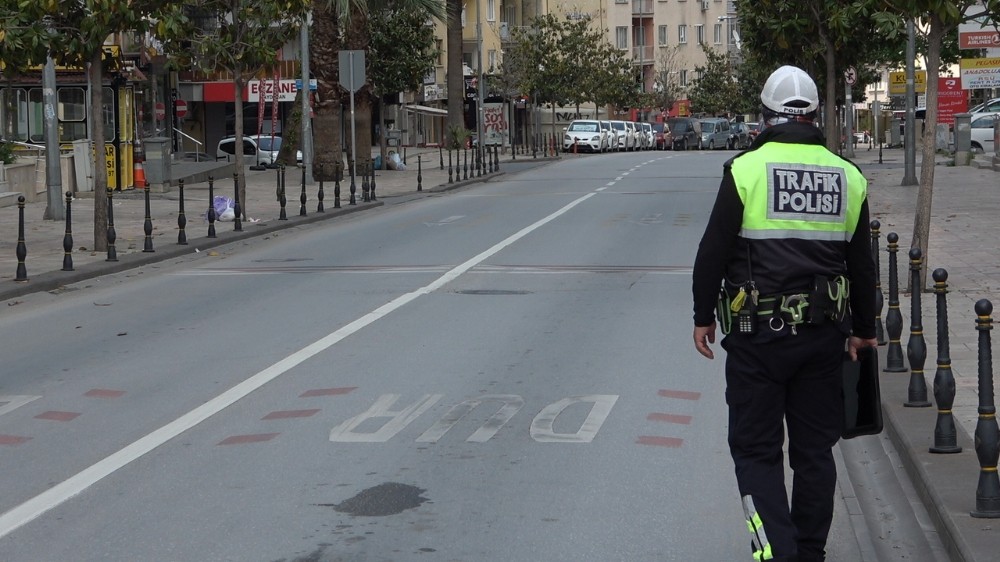 Denizli’de vatandaşlar sokağa çıkma kısıtlamasına riayet ediyor 