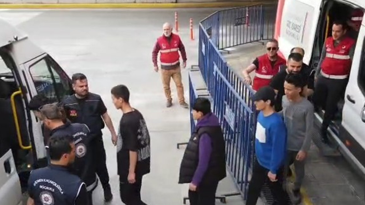 Denizli’de yakalanan düzensiz göçmenler sınır dışı edildi