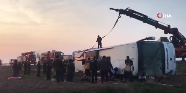 Denizli'de yolcu otobüsü devrildi! 2 ölü 22 yaralı