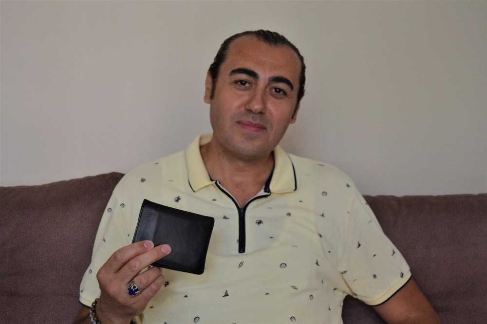 Denizlili fotoğrafçı bulduğu çantayı turistlere teslim etti 