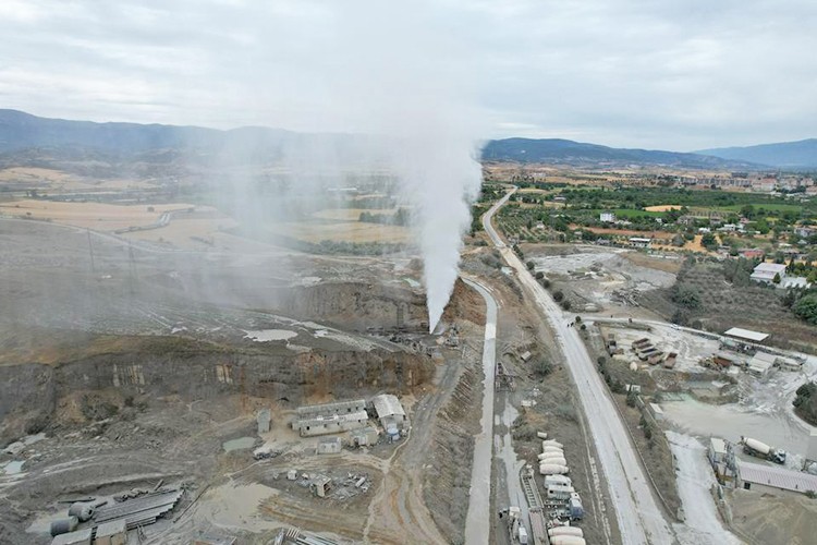 Denizli’nin başı jeotermal tesis için açılan sondaj kuyusuyla dertte: Kuyudan zehirli gaz ve taş fışkırıyor