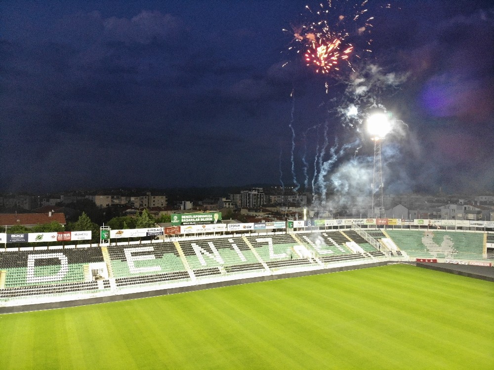 Denizlispor 54. yaşını korona virüs tedbirleri gölgesinde havai fişeklerle kutladı 
