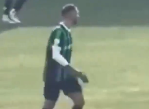 Denizlispor maçında çok ilginç olay! Elinde telefonla top oynadı! Sebebini öğrenen herkes ‘Helal olsun' dedi